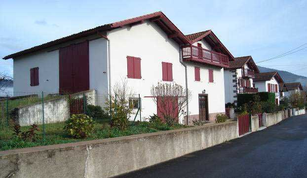 Maisons anciennes à Anhaux :  Lautrebehere, quartier Chubitoa