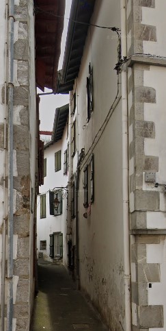 Rue des duranguiers à Hasparren en Pyrénées-Atlantiques (Pays Basque, France)