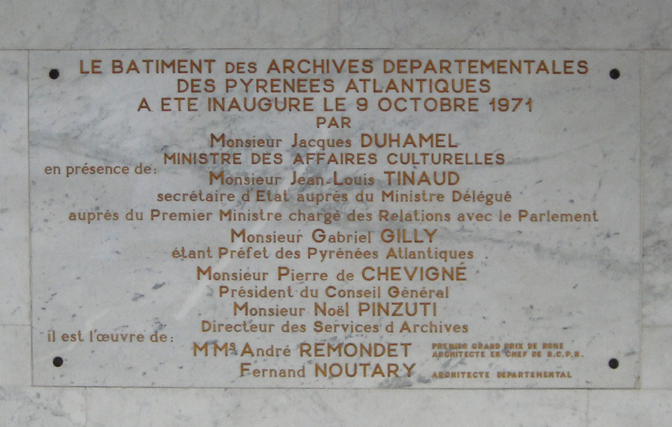 Plaque du hall d'entrée des archives départementales à Pau, AD 64, Pyrénées-Atlantiques, France